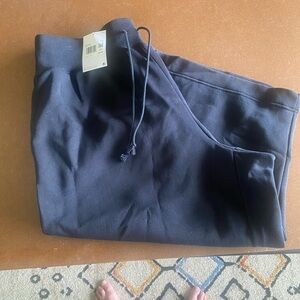 Nwt Nike size 1x black womens standard fit high-rise crop length pants.